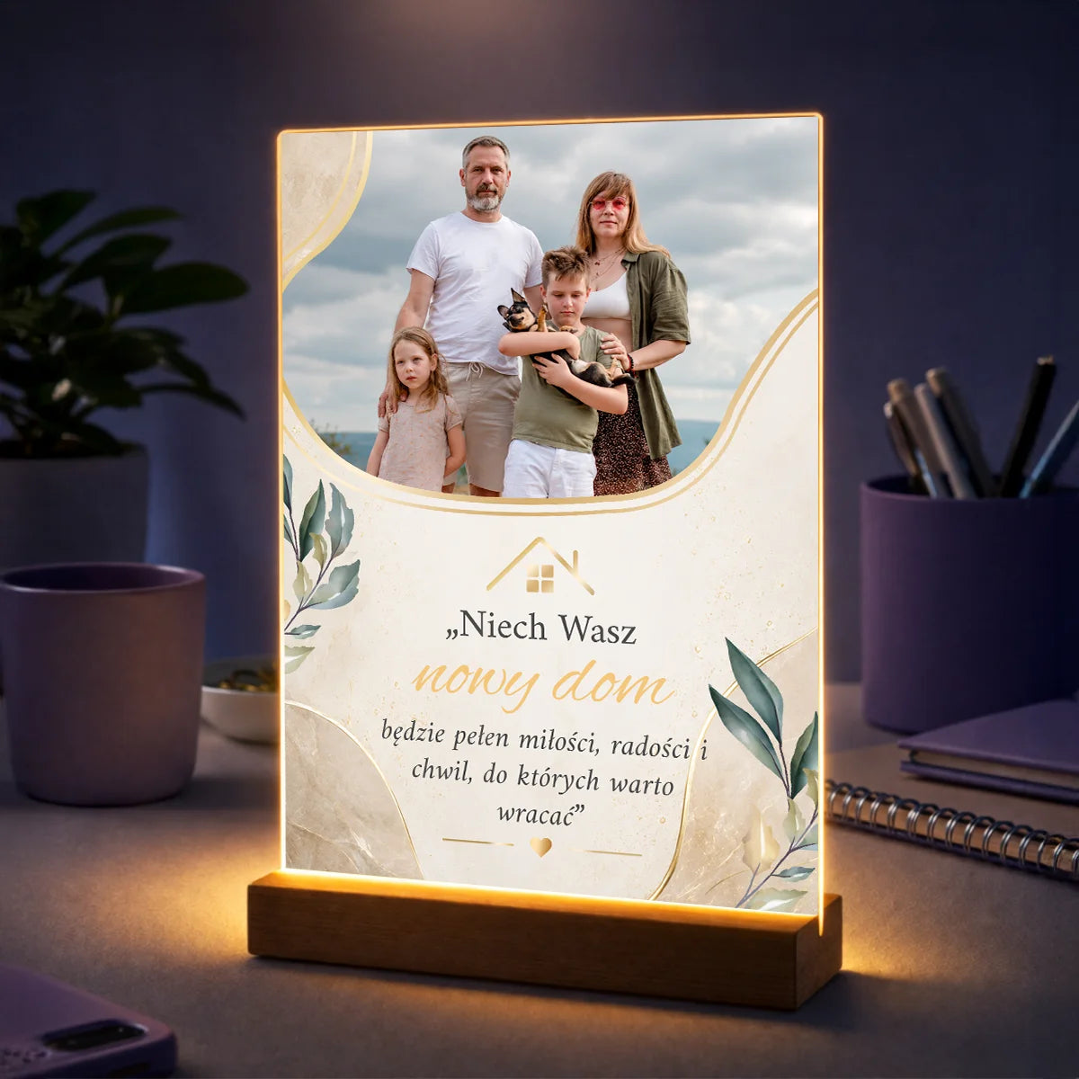 Personalizowane zdjęcie na szkle na parapetówkę z rodzinną fotografią i sentencją o domu oraz bliskości rodziny