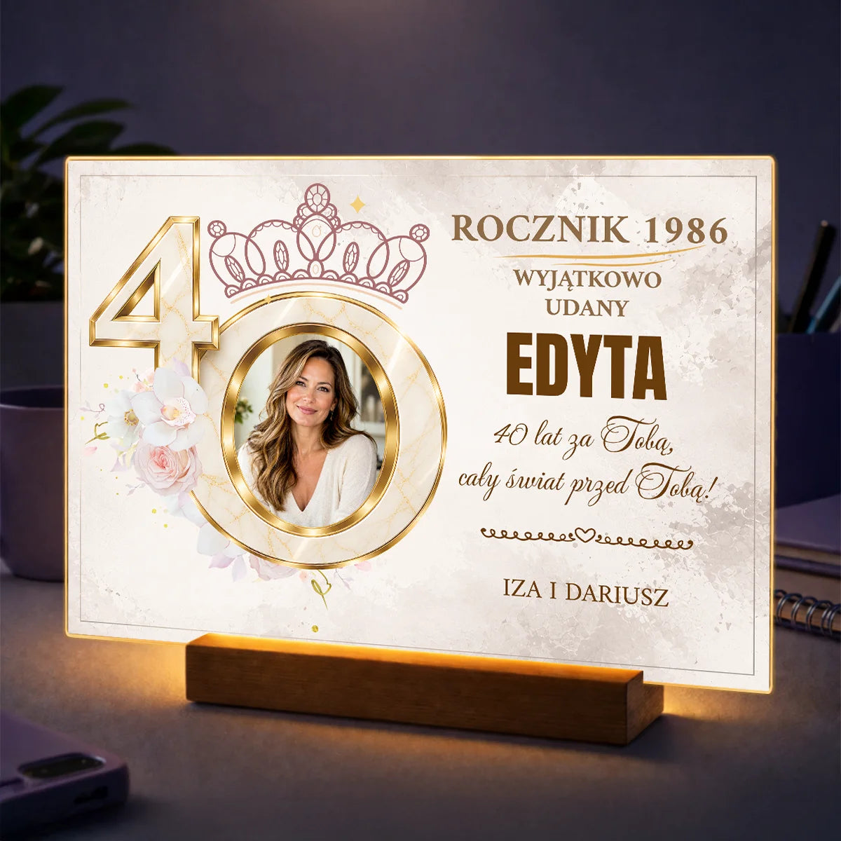 Zdjęcie kobiety na szkle akrylowym z cyfrą 40 i życzeniami – prezent na 40 urodziny dla niej