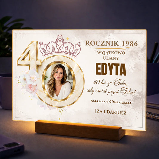 Zdjęcie kobiety na szkle akrylowym z cyfrą 40 i życzeniami – prezent na 40 urodziny dla niej