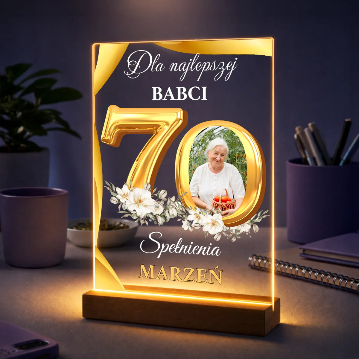Zdjęcie babci na szkle akrylowym z cyfrą 70 i życzeniami – prezent na 70 urodziny dla babci