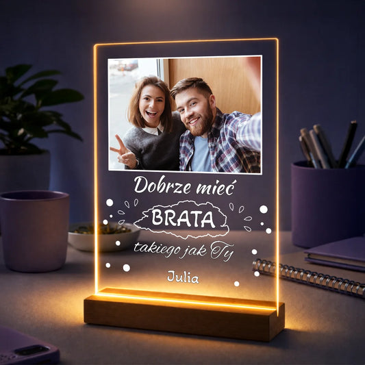 Personalizowany prezent dla brata – zdjęcie na szkle akrylowym z napisem Dobrze mieć takiego Brata