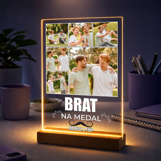 Personalizowany prezent dla brata – kolaż zdjęć na szkle akrylowym z napisem Brat na medal