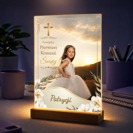 Personalizowane zdjęcie na szkle z fotografią dziewczynki i napisem „Pamiątka Pierwszej Komunii Świętej”