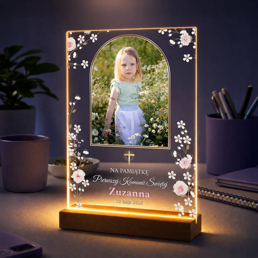 Personalizowane zdjęcie na szkle na Pierwszą Komunię Świętą z fotografią dziecka, imieniem, datą oraz kwiatowym motywem