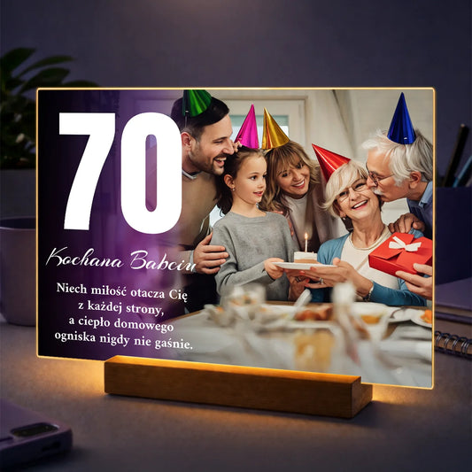Pomysł na prezent dla babci na 70 urodziny – portret ze zdjęcia na szkle Wzruszająca pamiątka