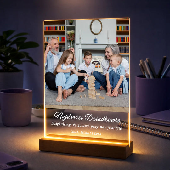 Pomysł na prezent dla dziadków na Dzień Babci i Dziadka – personalizowany druk na szkle z tekstem od wnuków