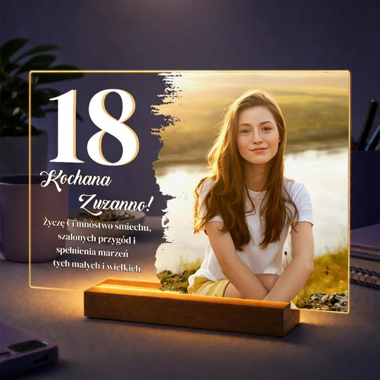 Prezent dla dziewczyny na 18 urodziny – portret ze zdjęcia na szkle w stylu naturalnym + życzenia
