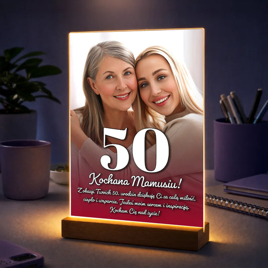 Pomysł na prezent dla mamy na 50. urodziny – portret ze zdjęcia na szkle z życzeniami od córki