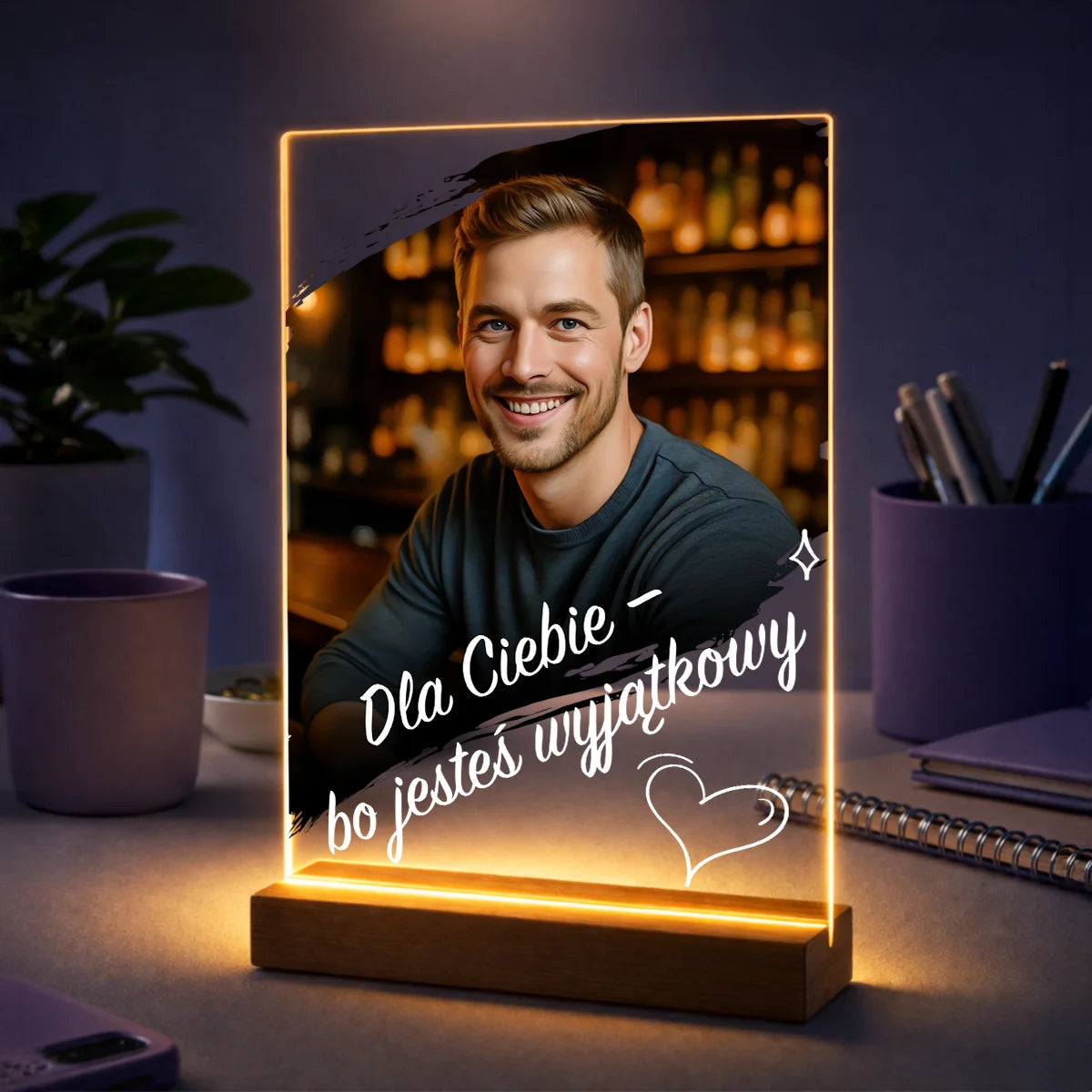 Prezent dla niego na urodziny – personalizowany portret na szkle ze słowami od serca