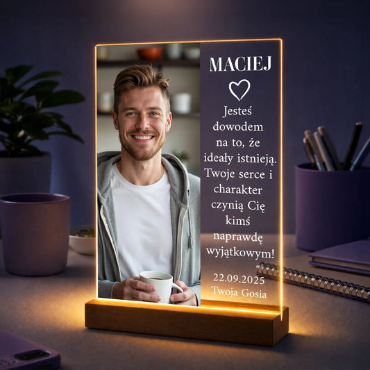 Oryginalny prezent dla mężczyzny na urodziny – portret ze zdjęcia na szkle + własny tekst o nim