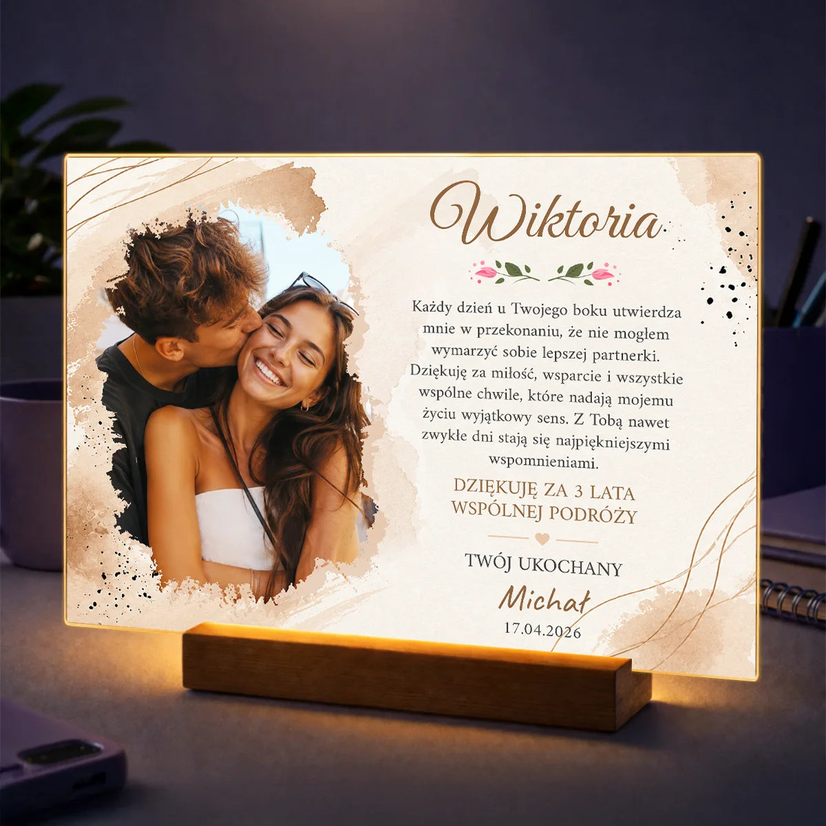 Personalizowany prezent dla żony na rocznicę – zdjęcie na szkle akrylowym z romantyczną dedykacją, imieniem, datą i wspólnym zdjęciem pary