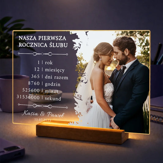Prezent dla pary na pierwszą rocznicę ślubu – zdjęcie na szkle z tekstem Nasza pierwsza rocznica