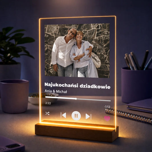 Pomysł na prezent dla dziadków na Dzień Babci i Dziadka – zdjęcie na szkle z napisem i imionami dziadków