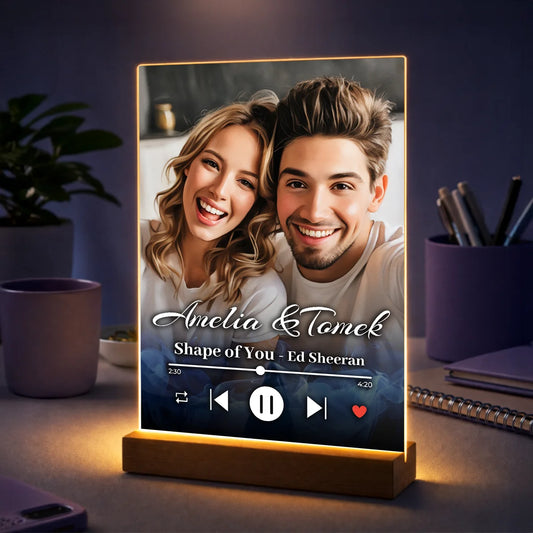 Oryginalny prezent dla pary na rocznicę – portret ze zdjęcia na szkle z ulubionym utworem
