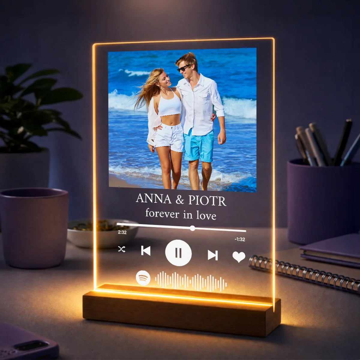 Pomysł na prezent dla pary na Walentynki – personalizowany druk na szkle ze zdjęciem i Waszą piosenką