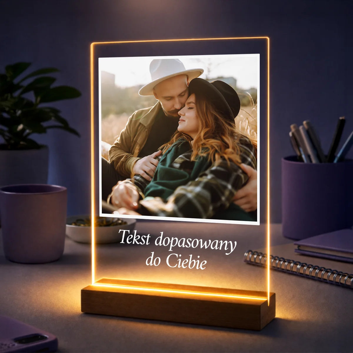 Oryginalny prezent dla pary na rocznicę – zdjęcia na szkle z dowolnym napisem