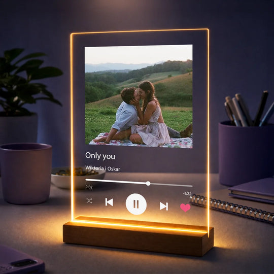 Oryginalny prezent dla pary na rocznicę – zdjęcie na szkle z imionami i piosenką