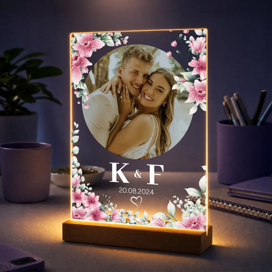 Pomysł na prezent dla pary na ślub – zdjęcie na szkle z inicjałami i datą ślubu