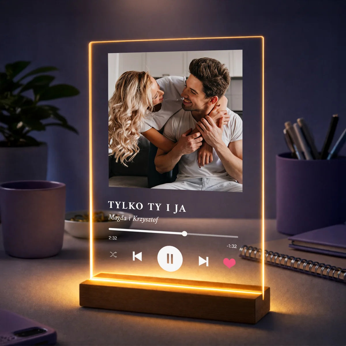 Pomysł na prezent dla pary na rocznicę – zdjęcie na szkle z tekstem Music Memory