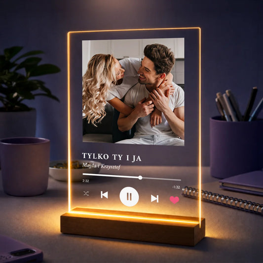 Pomysł na prezent dla pary na rocznicę – zdjęcie na szkle z tekstem Music Memory