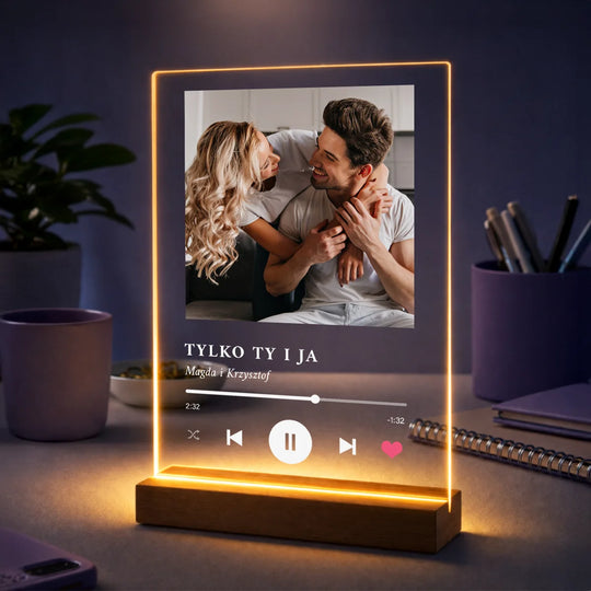 Pomysł na prezent dla pary na rocznicę – zdjęcie na szkle z tekstem Music Memory