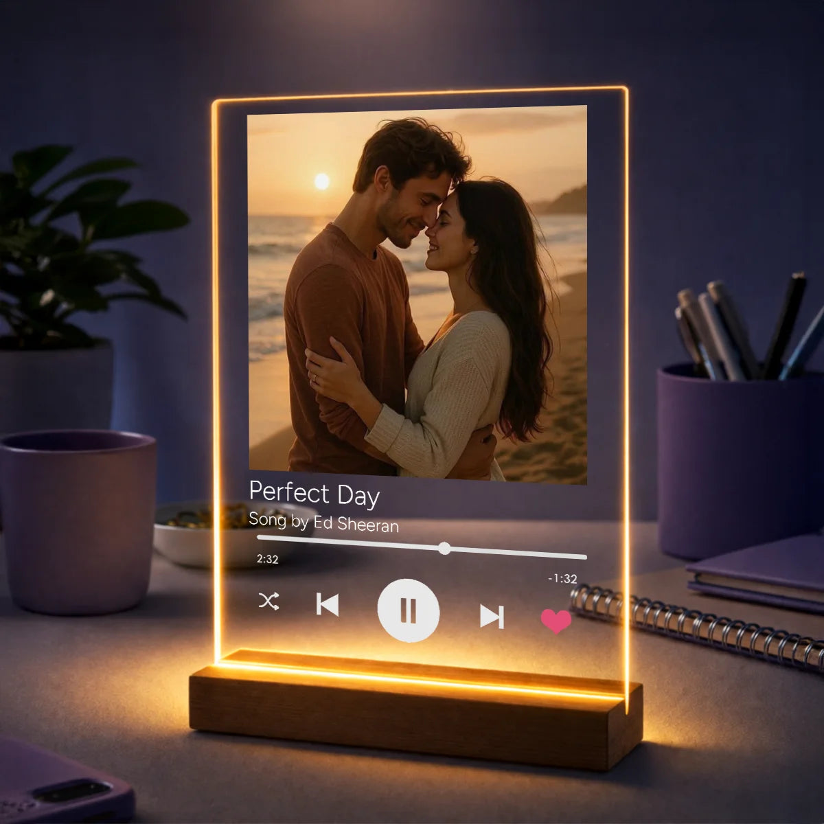 Pomysł na prezent dla pary na rocznicę – zdjęcie na szkle z tytułem piosenki