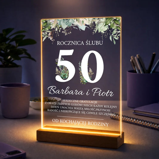 Pomysł na prezent dla pary na 50 rocznicę – personalizowany tekst na szkle Gratulacje z okazji złotych godów