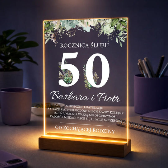 Pomysł na prezent dla pary na 50 rocznicę – personalizowany tekst na szkle Gratulacje z okazji złotych godów