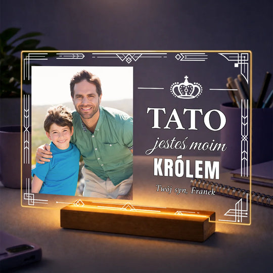Pomysł na prezent dla taty na Dzień Ojca – zdjęcie na szkle z napisem Tato jesteś moim królem