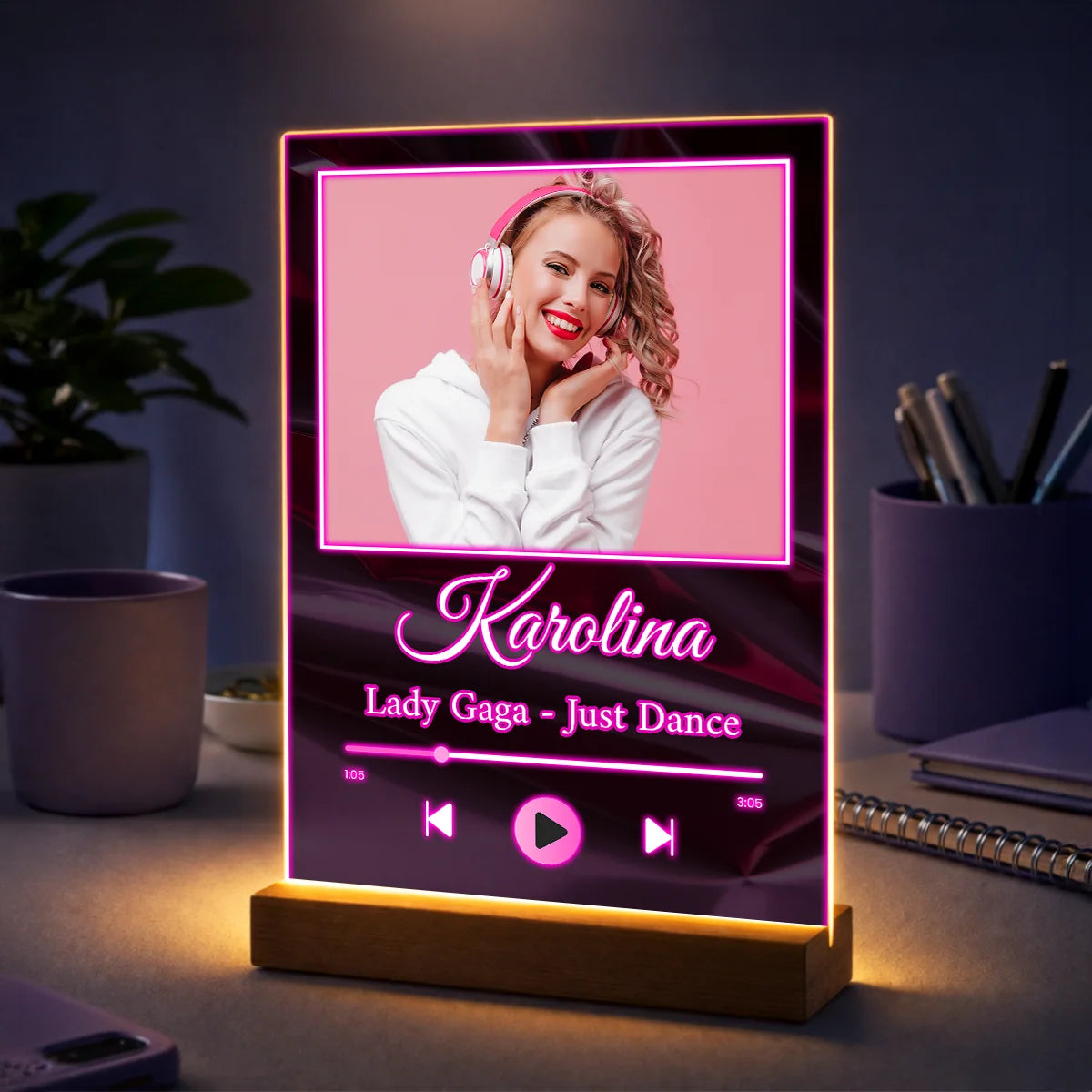 Prezent dla dziewczyny na urodziny – zdjęcie na szkle z napisami Twoja piosenka